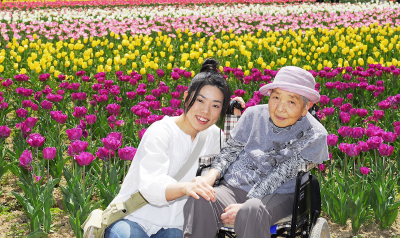 花畑にいる人たち